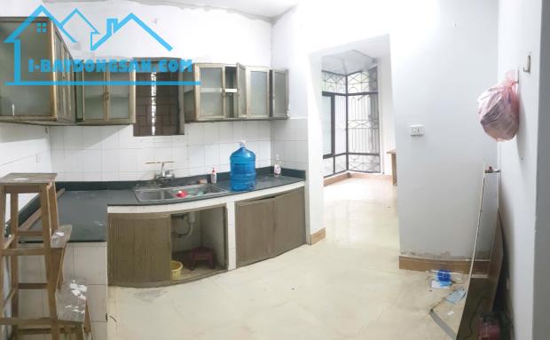 Cho thuê căn hộ tập thể tầng 3 Phố Tạ Quang Bửu 48m2, 6.5 Triệu - 2
