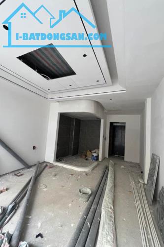 BÁN NHÀ MỐI PHỐ NGUYỄN VĂN CỪ, GARA Ô TÔ - 7 TẦNG THANG MÁY 40M2, 7 TẦNG, MẶT TIỀN  4M, - 3