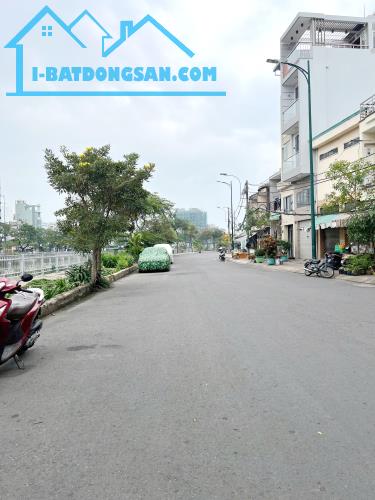 Cho thuê nhà 3 tầng mặt tiền view sông  đường Ba Đình P8Q8