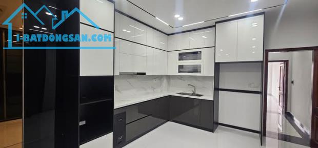 Bán nhà mặt phố trung tâm Q. Đống Đa DT 106m x 5T. Mặt tiền 4.5m - 2