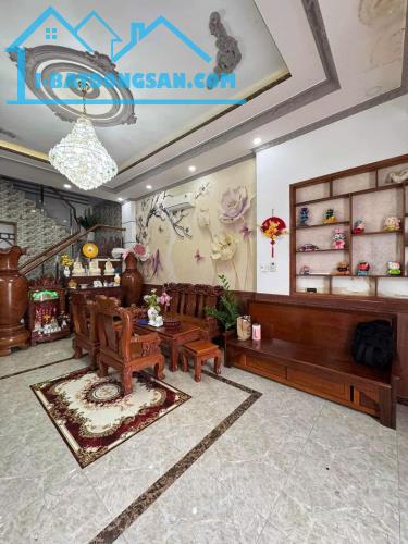 Cần bán Nhà 1 trệt 2 lầu gần Trường THCS bình chánh - 5x20m2 giá 3 tỷ 100 !! - 4