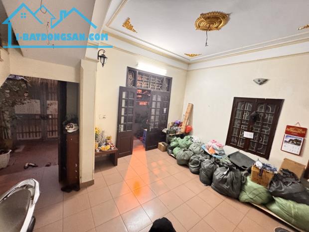 Bán nhà Hoàng Như Tiếp sổ đỏ, vị trí đẹp mặt tiền rộng giá 9 tỷ 999.