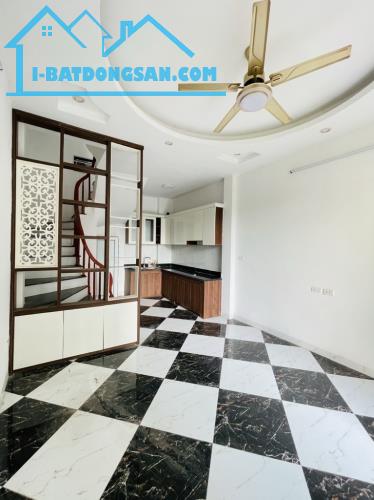 NHÀ PHỐ LONG BIÊN Ô TÔ CHẠY QUANH CHỈ NHỈNH 4 TỶ