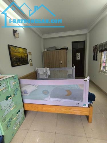 Bán nhà Phố Ngô Gia Tự Long Biên, DT: 33m2 lô góc dân xây chắc chắn, ngõ nông, giá rẻ nhất