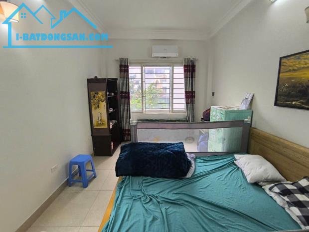 Bán nhà Phố Ngô Gia Tự Long Biên, DT: 33m2 lô góc dân xây chắc chắn, ngõ nông, giá rẻ nhất - 1