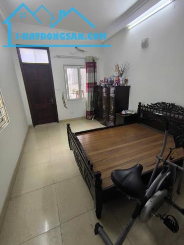 Bán nhà Phố Ngô Gia Tự Long Biên, DT: 33m2 lô góc dân xây chắc chắn, ngõ nông, giá rẻ nhất - 2