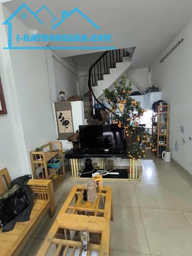 Bán nhà Phố Ngô Gia Tự Long Biên, DT: 33m2 lô góc dân xây chắc chắn, ngõ nông, giá rẻ nhất - 3