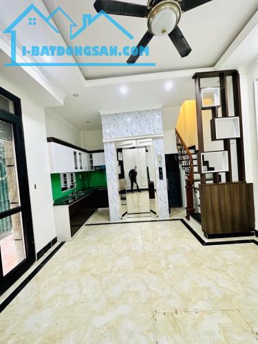 Bán nhà Ngọc Lâm siêu phẩm xây mới thang máy nhập full nội thất ngõ thông