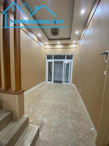 Bán nhà trung tâm Cầu Giấy 35m 5 tầng mt3.3m 7.1 tỷ ô tô cách 10m nhà mới ở ngay.