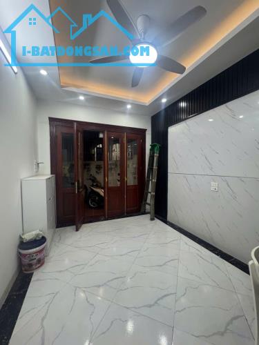 Nhà Quận Tây Hồ, diện tích 32m2, xây 5 tầng, trước nhà rộng hơn 3m, sổ đỏ pháp lý đầy đủ.