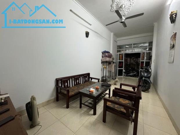 Cần bán gấp lắm rồi, nhà phố Gia Quất, Thượng Thanh, 41m, 4 tầng, giá chưa đến 6 tỷ.  ĐƯỜN