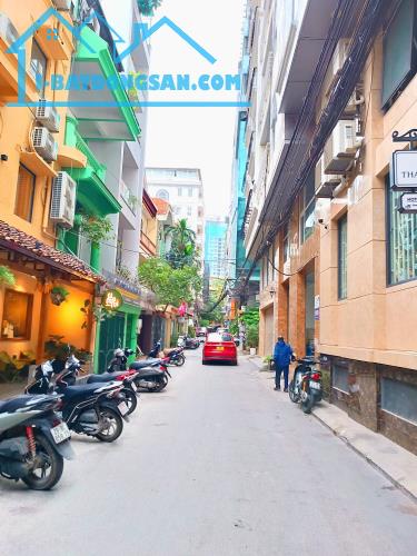 (Ô TÔ ĐỖ CỬA) Bán Nhà HUỲNH THÚC KHÁNG, Đống Đa. Phân lô mặt vườn hoa thoáng vĩnh viễn.