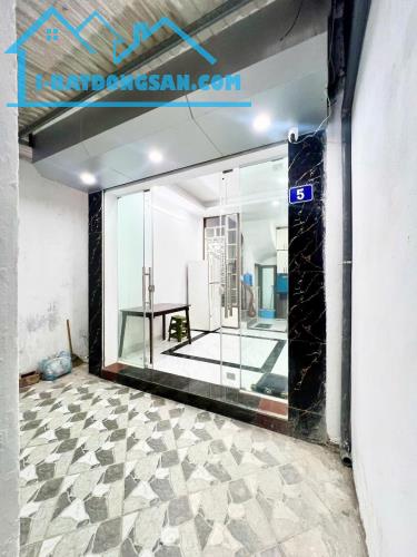 Hoàng Hoa Thám 31M - 5 Tầng giá chào bán  5.75 tỷ có thương lượng  + Trung tâmBa Đình