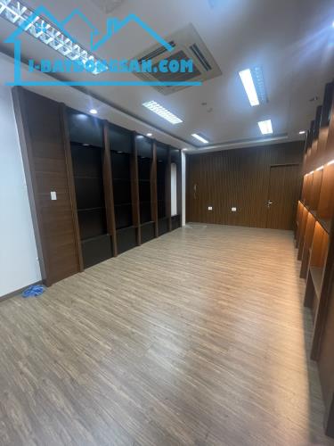Rẻ + đẹp nhất MT Nguyễn Trãi, P.Bến Thành,Q.1 - 4x20,5m(CN: 82m2)3 tầng - Gía: 64 tỷ TL - 2