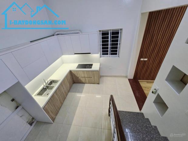 Bán gấp. 50m2 ,4 tầng - Trần Cung. đầy đủ nội thất sang trọng , trước nhà ngõ rộng. nhỉnh - 2