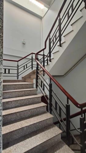 Bán khách sạn 5 tầng có 28 phòng dòng tiền 800tr/năm, Bà Điểm Hóc Môn giá rẻ, chỉ 13.8 tỷ