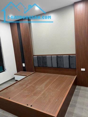 Bán nhà Phố Trạm,Long Biên 5 tầng, 42m,MT4m,sát oto gần 7 tỷ.