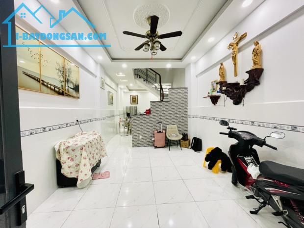 NHÀ ĐẸP BÁN QUANG TRUNG GV - GIÁP SIÊU THỊ EMART 2 - DT 52M² - 4 TẦNG LẦU CHỈ 5.X TỶ