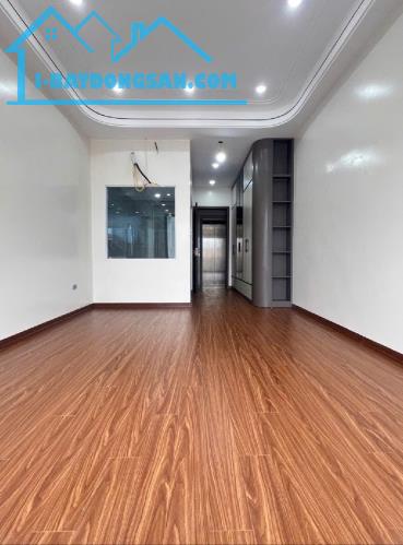 NGUYỄN VĂN CỪ 6 TẦNG THANG MÁY 44M2 ÔTÔ ĐỖ CỬA, TT TIỆN ÍCH. 10,1 TỶ