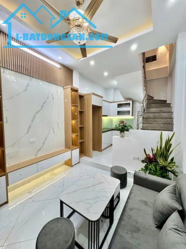 Bán nhà Hoàng Mai giá 4.3 tỷ, diện tích 25m2, 3 tầng, mặt tiền 3.5m - 3