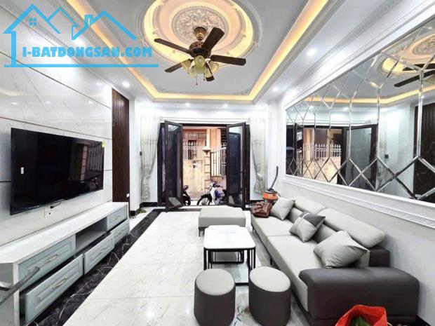 Siêu phẩm Cầu Giấy- Vị trí quá đẹp- Công năng đỉnh- Tẩm tiềm hiếm- Diện tích 35m2