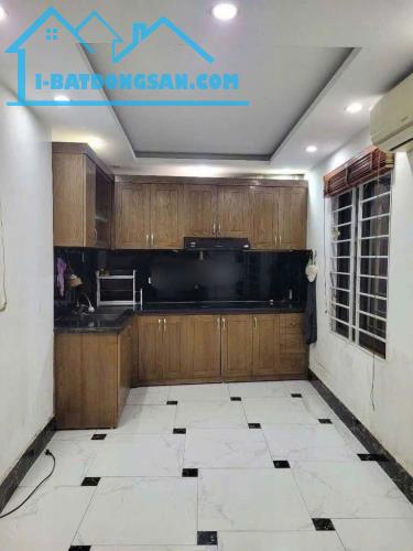 Cho thuê nhà nguyên căn ngõ Giáp Bát, 5 tầng, 30m2, 3 ngủ, 12 Triệu - 1