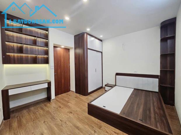NHÀ ĐẸP FULL NỘI THẤT - QUẬN ỦY CẦU GIẤY - 33m x 5T - 6,8 tỷ - 3 BƯỚC RA HỒ ĐIỀU HÒA - 2