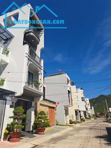 BÁN ĐẤT HÓT-DT66M2-ngang 4m(4x17m)-ôtô 10m- ngay 2/4 - vĩnh hoà - Nha Trang- chỉ 2ty5 - 2