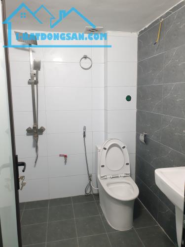 BÁN NHÀ ĐẸP 2.3 TỶ 3 TẦNG 43M2 Ô TÔ ĐỖ CỬA NGÕ GIẢI PHÓNG