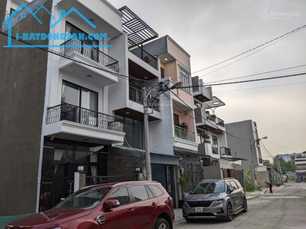 Nhà 3 tầng, ngay khu Công Nghệ Cao Q9, khu phân lô, 60m2, 4 PN, ở ngay, 5.2 tỷ