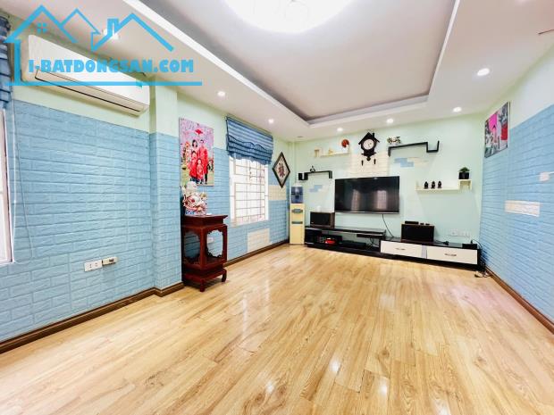 LÔ GÓC HIẾM- Phố Kim Giang, Ô tô nhỏ đỗ cửa: 37m2/5Tầng/MT 5.7m 7.76 Tỷ,ngõ thông - 2