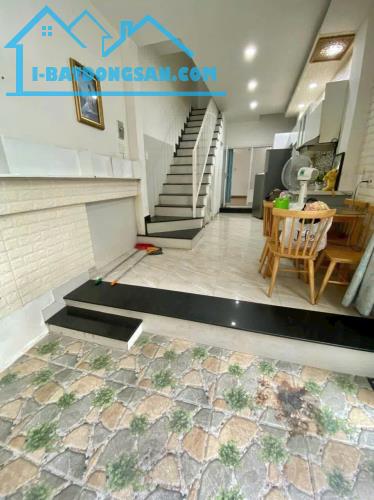 Cần Bán Nhà 3 Tầng Hẻm Bạch Đằng, Trung Tâm TP Nha Trang – Vị Trí Đắc Địa, Sổ Hồng Hoàn
