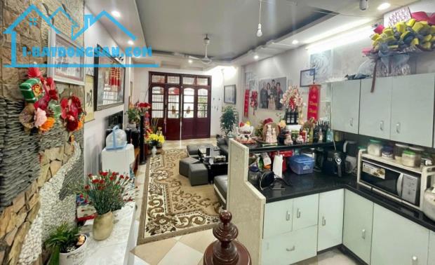 Hiếm. Bán nhà Kim Giang, Thanh Xuân. 54m2 x 5 Tầng. MT 5.5m. NGÕ THÔNG. Ô TÔ. KD. 9 TỶ 9