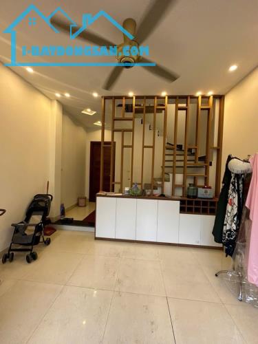 Cần bán gấp nhà đối diện Vườn Hoa Ngọc Lâm, khu vực trung tâm nhộn nhịp chỉ nhỉnh100tr/m2