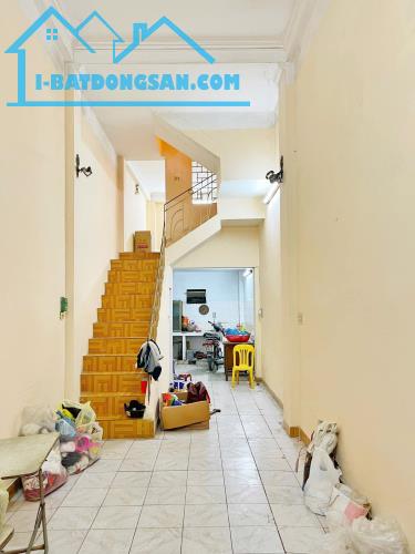 Cho thuê nhà Ở GĐ, NHÓM, KD ONLI ngõ Đê La Thành 3 tầng, 30m2, 3 ngủ, 9 triệu - vào ngay