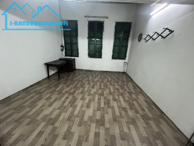 Cho thuê căn hộ tầng 2 Phố Phùng Hưng 45m2, 7.5 Triệu  làm VP, KD online, kết hợp ở - 2