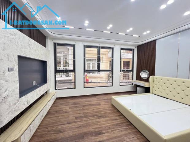 Hạ Giá Bán Căn 42m2 6T Trung Tâm Gia Thuỵ, Long Biên 12.X Tỷ Gara 2 Ô Tô, Full Nội Thất - 2