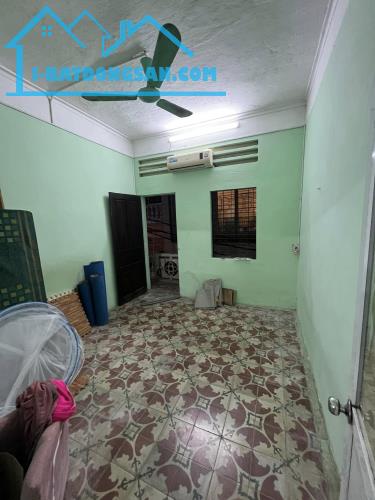 Cho thuê nhà Đê La Thành nhỏ 36m2, 2 tầng, 2 ngủ, 2 wc, 8 Triệu/th - 1