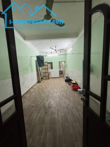 Cho thuê nhà Đê La Thành nhỏ 36m2, 2 tầng, 2 ngủ, 2 wc, 8 Triệu/th - 3