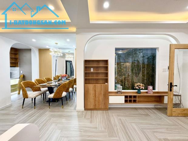 Biệt Thự Cổ Tây Hồ, 90m2, 5 tầng, mặt tiền khủng 8m. Giá chỉ 14 tỷ đồng.