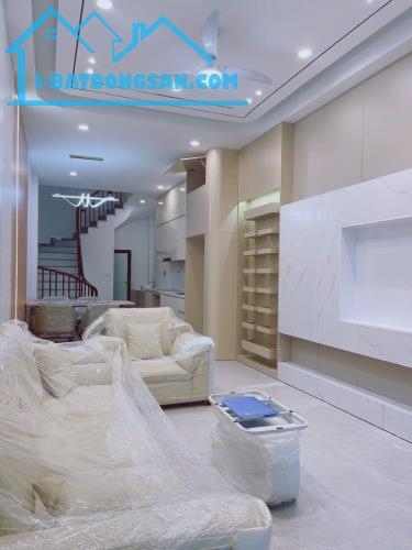 BÁN NHÀ BỒ ĐỀ - LÔ GÓC - 56M - 5 TẦNG MỚI CỨNG - FULL NỘI THẤT - GIÁ 8.98 TỶ