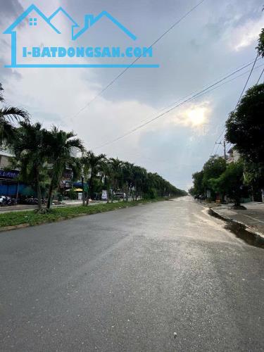 Mặt Khách Sạn 4 Tầng Thu Nhập 50 Triệu Tháng Q8