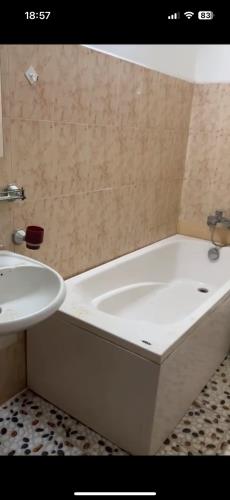 Cho thuê nhà LÀM VP, C.TY, Ở 6 NGƯỜI ngõ 141 Quan Nhân 4 tầng x 60m2, 4 ngủ, 18 Triệu - 4