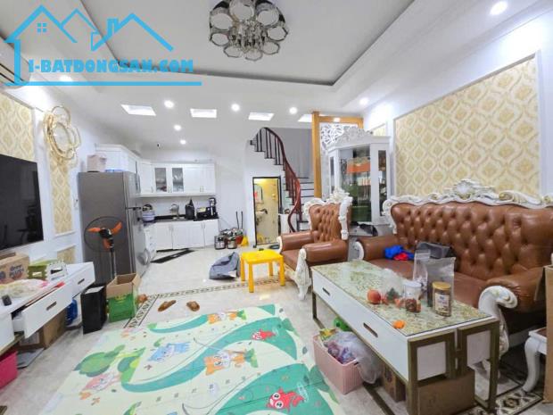 Bán nhà Phố Thạch Bàn. Ô tô đỗ cổng, Đi bộ ra chợ, 500m ra Aeon Long Biên. Lh 0965858116