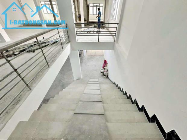 Cho Thuê Nhà Kho Mặt Tiền Nguyễn Văn Quỳ - Diện tích: 11m x 25m- Giá Chốt Thuê: 55tr/tháng