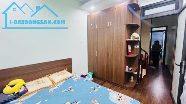 HIẾM: Bán nhà 33m2 khu vực Cầu Giấy, 4 phòng ngủ, 2 mặt thoáng 7,4 tỷ