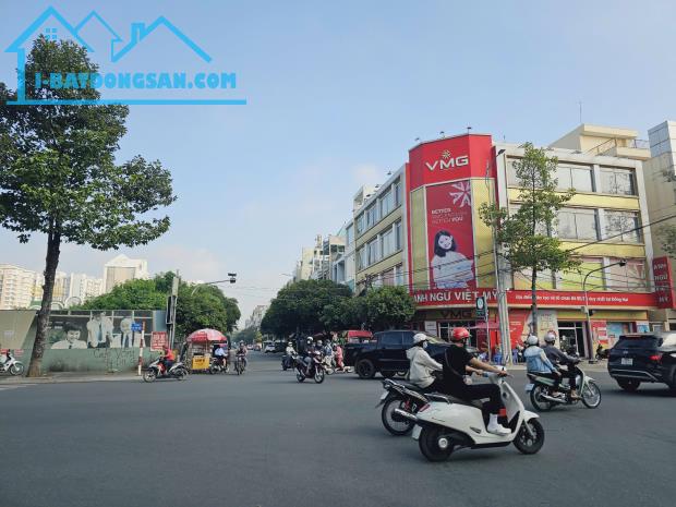Bán biệt thự 3 lầu đường trục D9 D2D phường Thống Nhất. Giá 20 tỷ