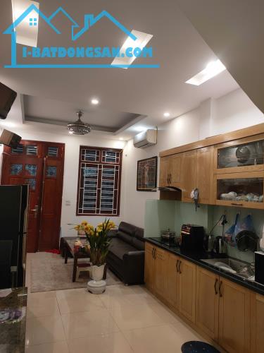 BÁN NHÀ PHỐ THUỴ KHUÊ, DIỆN TÍCH 32/35m² x 5 TẦNG, MẶT TIỀN 4M, GẦN HỒ TÂY.