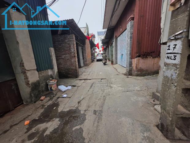 HƯƠNG MẠC  -  TỪ SƠN - BẮC NINH NGAY SÁT VÁCH ỦY BAN PHƯỜNG 
 Dt : 61 m mặt tiền 5 m nở - 1