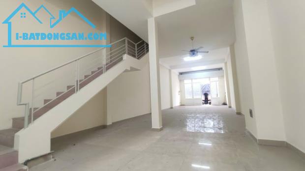 BÁN NHÀ PHỐ MẶT TIỀN, DT 100m VUÔNG - 5x20m, ĐỐI DIỆN BẾN XE NGÃ TƯ GA - 5